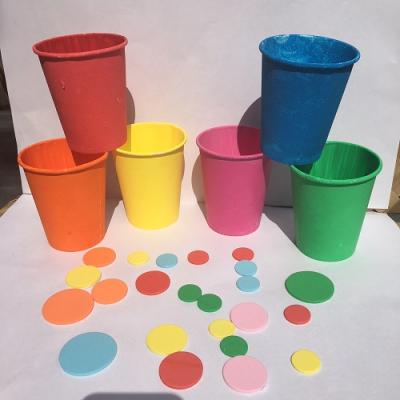 Une activité manuelle et pedagogique pour réaliser des pots de fleurs de couleur selon la méthode Montessori. Ce jeu permet de différencier les nuances de couleurs, de les associer et d'exercer la motricité fine de l'enfant. copie copie