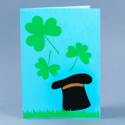 Une carte de la Saint à Patrick décorée d'un chapeau de Leprechaun et de trèfles et à fabriquer avec les enfants