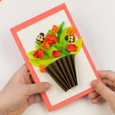 Une belle carte avec un enorme bouquet de fleurs à offrir comme carte de saint valentin à une personne qui l'on aime. Cette activité est adaptée à tous les ages, il ne restera plus qu'à écrire un jolie mot avant de l'offrir