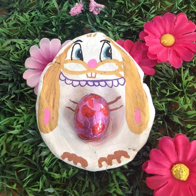 Des coupelles lapin pâques en papier mâché à réaliser avec les enfants à partir de 2 ans. Une activité maternelle pour faire du modelage avec du papier maché. Très facile, elle conviendra parfaitement aux plus jeunes des enfants. Des coupelles pour y pose