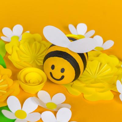 Une activité de printemps qui vous permettra de créer une jolie libellule en perles et chenilles. Elles sont vraiment jolies avec toutes leurs couleurs et leurs petits yeux mobiles ! Les enfants adoreront en mettre dans la maison.