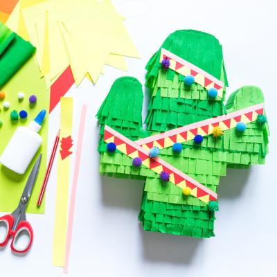 Découvrez comment réaliser un pinata DIY avec du carton pour le Carnaval. Une activité que les enfants vont adorer !