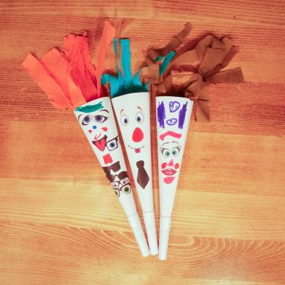 Cette activité manuelle vous permettra de réaliser avec les enfants des trompettes en carton blanc décorées de gommettes et de papier crépon. Un loisir créatif qui permettra aux enfants de réaliser leur propre instrument de musique et surtout de pouvoir j