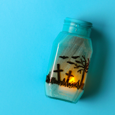 Voici une lanterne Halloween en pot en verre à réaliser très facilement avec les enfants pour Halloween.