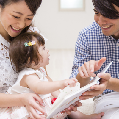 L’apprentissage du langage démarre dès les premières heures de vie et bien avant déja dans le ventre de maman. Bébé apprend sa langue par immersion complète dans sa lan