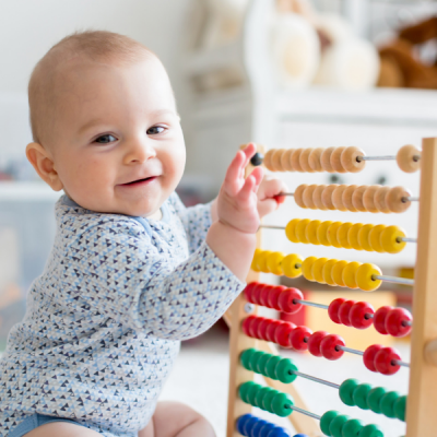 Le boulier, un jouet d'éveil pour les sens et la coordination. Le boulier pour bébé est un indispensable des jouets pour bébé. Colorés, gais, musicaux et aux formes amusantes ils s'accroche