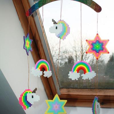 activité de bricolage enfants pour réaliser un mobile en perles à repasser