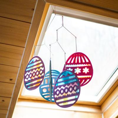 Une activité manuelle de Pâques pour réaliser un mobile de pâques avec des œufs en papier vitrail à suspendre dans la chambre des enfants. Un bricolage de paques idéale pour les maternelles. Une jolie décoration de paques facile et économique à réaliser.