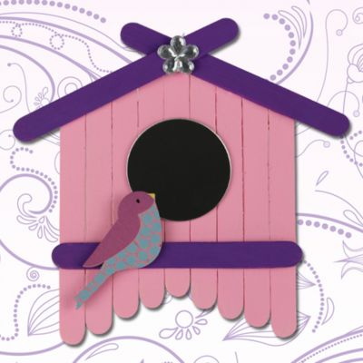 Activité de bricolage enfants pour réaliser un nichoir en bâtonnet de bois.