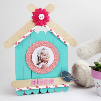 Comment réaliser en nichoir en bâtonnets en bois ? Un DIY simple, coloré et personnalisable afin de réaliser une activité que les enfants adoreront. Un bricolage parfait à réaliser pour fêter le Printemps.