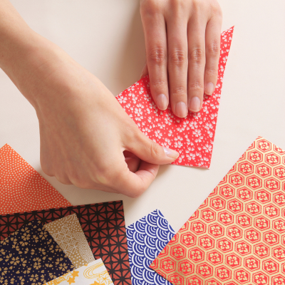 L'origami est une activité passionnante qui fait appel à la créativité des petits et des grands. C'est Akira Yoshizawa qui a développé un "code de l'origami". Véritable Solfège, il permet à tous les passionnés du monde de comprendre chaque pliage facileme