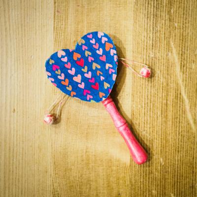 Une activité manuelle à réaliser avec les enfants pour faire un joli tamtam pour la fete de la musique. Un loisir créatif avec du décopatch, de la peinture, du vernis et des marqueurs qui transformera un simple tam-tam en bois en un unique et bel instrume