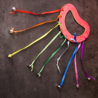 Une activité pour les enfants à partir de 2 ans pour réaliser un instrument de musique : le tambourin à grelots arc-en-ciel. Un tambourin en bois à décorer à la peinture et avec des rubans. Un loisir creatif qui donnera le goût pour la musique aux enfants