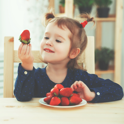 La fraise est l'un des aliments préférés des enfants, mais la connaissent-ils vraiment ? Voici un petit dossier sur les fraises, les variétés, leur croissance ... Retrouvez des coloriages de fraise, des jeux et des activités sur la croissance et le