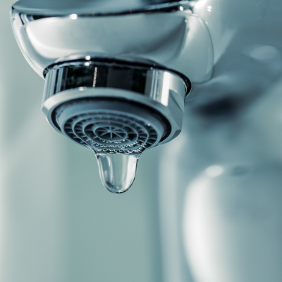 Les petits gestes quotidiens pour économiser la ressource en eau. L'eau potable est une ressource rare que chacun d'entre nous peut économiser chaque jour par des petits gestes simples.L’eau consommable (c’est à dire directement utilisable pour le