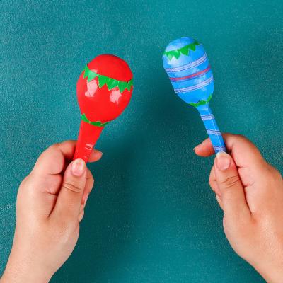 Comment faire des maracas avec les enfants ? Un instrument de musique à fabriquer avec tous les enfants. Les maracas sont l'un des instruments de musique les plus simples pour initier votre enfant à la musique. Ces maracas colorées sont à fabriquer po