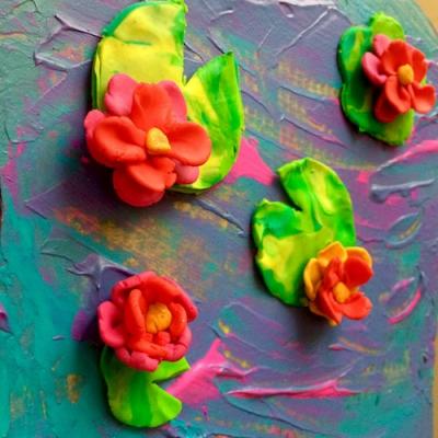 Retrouvez la peinture de Claude Monet : Les Nymphéas dans cette jolie activité manuelle. Ils pourront réaliser un véritable tableau d’art à partir de pâte FIMO. Une occasion de faire découvrir l’art de Monet aux enfants en s’inspirant de sa peinture : Le