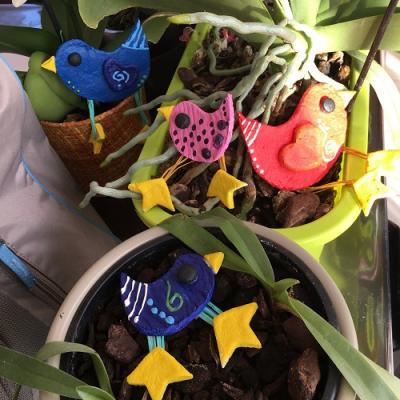 Des oiseaux à réaliser en pâte à sel pour faire de jolies décorations de printemps. Une activité manuelle qui permettra aux enfants d'apprendre à faire de la pâte à sel grâce à la recette simple et détaillée. Des oiseaux en pâte à sel, à décorer avec de l