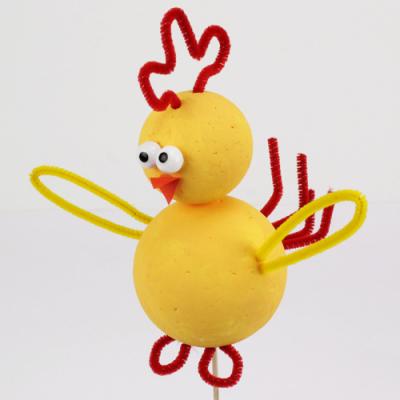 Dans cette activité manuelle pour les enfants, réalisez une poule de paques avec des boules en polystyrène, des chenilles, pique à brochette et quelques accesoires de décoration. Un bricolage facile et rapide à faire pour les enfants.