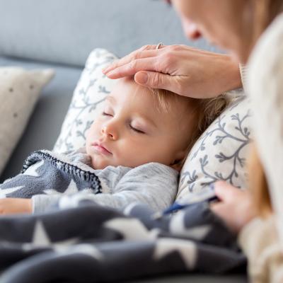 Dossier sur les maladies infantiles. Les maladies infantiles sont les maladies qui se contractent généralement durant l'enfance. Le système immunaitaire se construisant en même temps que l'enfant grandit, il est logique que les enfants soient particulière