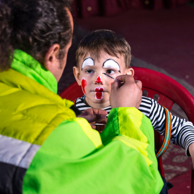 Le maquillage est un moment de complicité très rigolo. Que ce soit pour un anniversaire d'enfants, pour Halloween ou pour le Carnaval, les enfan...