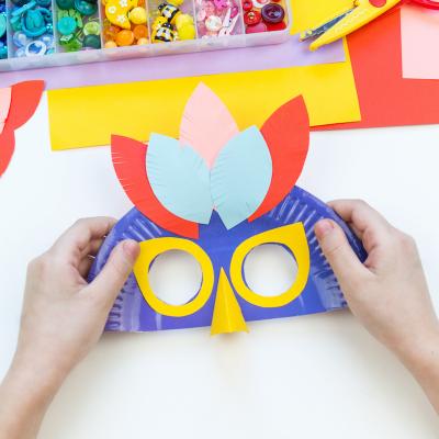 Idées de masques inspirés du carnaval de Rio. Les masques du Carnaval de Rio brillent par leur extravagance ou leur inspiration liée à l'histoire des indiens d'Amérique du Sud ou aux anciens esclaves venus d'Afrique avec leurs traditions. Suivez les