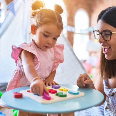 La méthode Montessori est une pédagogie qui prône l'autonomie des enfants dès le plus jeune âge tout en respectant leurs rythmes. Retrouvez toutes nos infos sur cette méthode d'éducation alternative de plus en plus adoptée en France.
