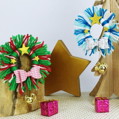 Une jolie mini couronne de l'Avent à créer en famille avec les enfants pour préparer noel. C'est une activite sans colle donc parfaitement adaptee pour les enfants lorsqu'il faudra commencer à préparer noel.
