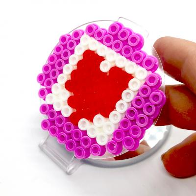 Vous vous demandez quoi offrir pour la Fête des mères ? vous voulez un cadeau beau et utile à personnaliser. Ce miroir en perles à repasser est le cadeau idéal. La maman pourra même l'emporter en voyage.