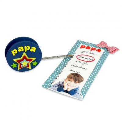 Un cadeau original pour les papas et les mamans bricoleurs à offrir pour la Fête des pères ou la Fête des mère ou même à Noël. La mètre ruban à fabriquer est accompagné d'une jolie carte avec une photo.
