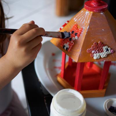Dès les premiers frimas les petits oiseaux rencontrent quelques difficultés à trouver leur nourriture, ce qui attriste toujours les enfants. C'est l'occasion de faire une bonne action pour eux et de permettre aux enfants d'observer les oiseaux de plus prè