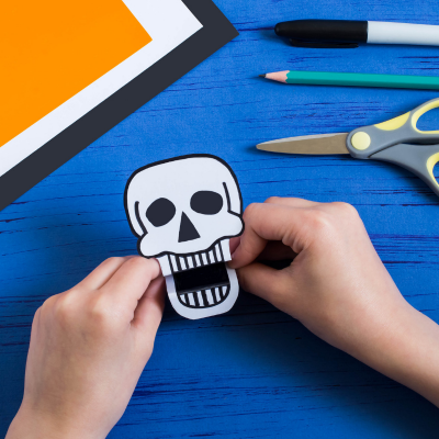 Voici un tuto pour apprendre à fabriquer un paper Toy d'Halloween. Découvrez sans plus attendre notre Tête de mort à croquer pour Halloween !