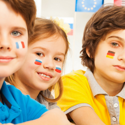 Pâques est une fête très populaire en France. Les enfants adorent partir à la chasse aux œufs et manger du chocolat et cela partout dans le monde ou presque. Néanmoins, les rituels et traditions varient d’un pays à l’autre. Amusez-vous avec vos enfants à