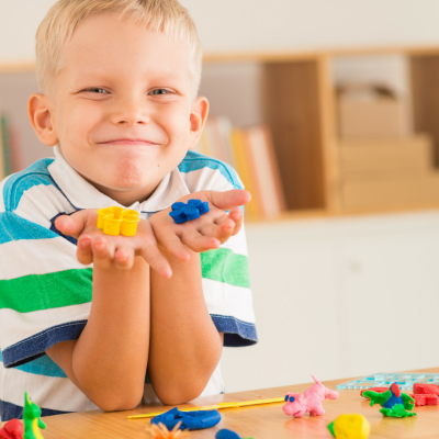 La pâte à sel est une activité simple, économique et accessible aux enfants dès 2 ans. Retrouvez sans plus attendre la recette de la pâte à sel ainsi que toutes nos idées d’activités à faire avec de la pâte à sel. Vous retrouverez aussi tous nos conseils