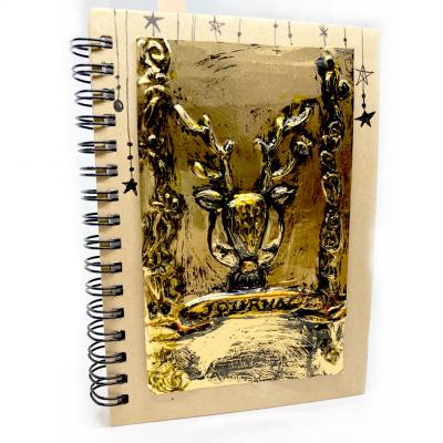 Comment créer une couverture renne en métal à repousser ? Voici comment réaliser cette très belle couverture pour un cadeau de noel DIY personnalisé. Ce bricolage sera parfait à coller sur une carte de Noël comme sur une couverture de carnet.