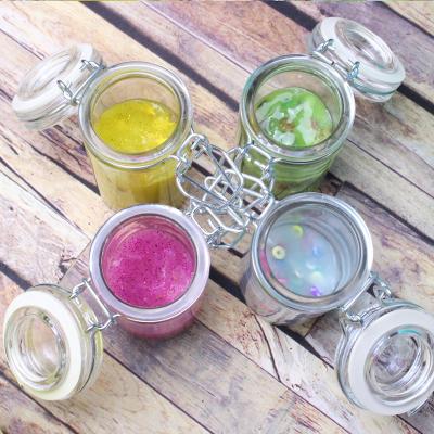 Découvrer comment créer une véritable collection de Slime coloré. Rose, orange, bleu, à paillettes ou à perles, ce qui est sur, c'est que cette activité plaira à tous les enfants !