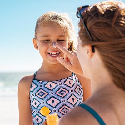Dossier complet sur le soleil, les crèmes solaires, la protection solaire des enfants et les risques du soleil. Mieux connaître le soleil pour mieux en profiter c'est mieux aussi mieux connaître sa peau, sa structure et son fonctionnement. Comment et quan