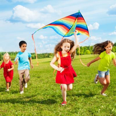 Des tas de bricolages à faire pour s'amuser et apprendre sur le thème de l'été et des saisons. Retrouvez toutes nos idées d'activités manuelles pour les enfants à faire cet été et pendant les grandes vacances ! Des poissons, des papillons, des jeux à fabr