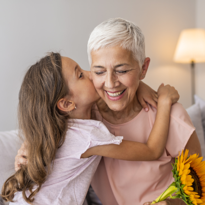 Réciter un poème pour la fête des grands mères peut être une bonne idée d'attention et de petit cadeau qui fera plaisir aux mamies.