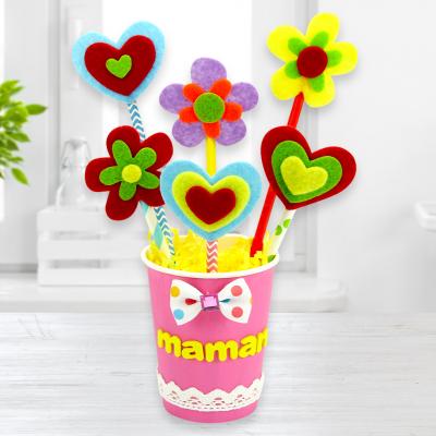 Ce joli bouquet de fleur est parfait à offrir pour la Fête des mères, des pères, des grands-mères pour Noël ou juste pour faire plaisir. Il est fait à partir d'un gobelet et de pailles ce qui fait de lui un diy récup parfait pour un cadeau.