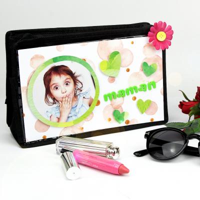 Un cadeau de fête des mères beau et utile à personnaliser avec la photo de votre ou de vos enfants. La maman pourra alors ranger ses crayons mais aussi ses affaires pour partir en voyage.